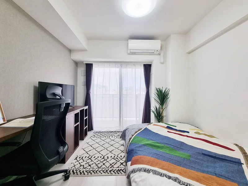 写真はお部屋のイメージです。ラグなどの室内装飾はございません。