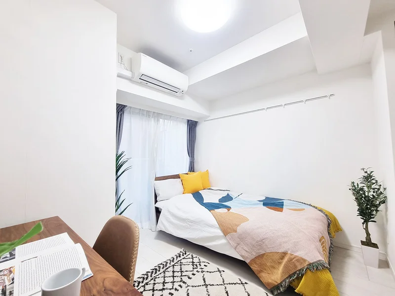 写真はお部屋のイメージです。ラグなどの室内装飾はございません。