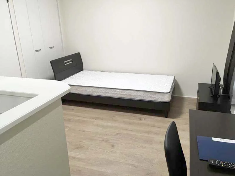 写真はお部屋のイメージです。ラグなどの室内装飾はございません。