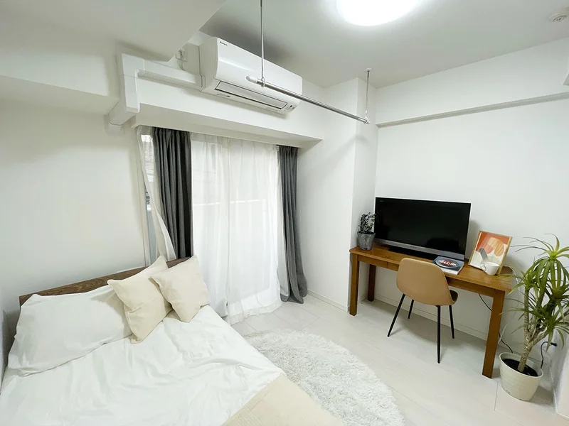 写真はお部屋のイメージです。ラグなどの室内装飾はございません。