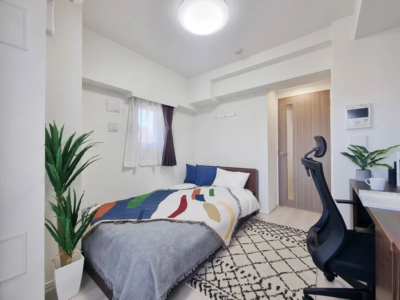 写真はお部屋のイメージです。ラグなどの室内装飾はございません。