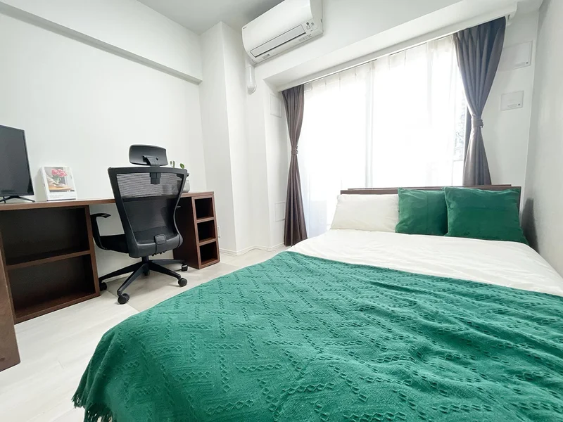 写真はお部屋のイメージです。ラグなどの室内装飾はございません。