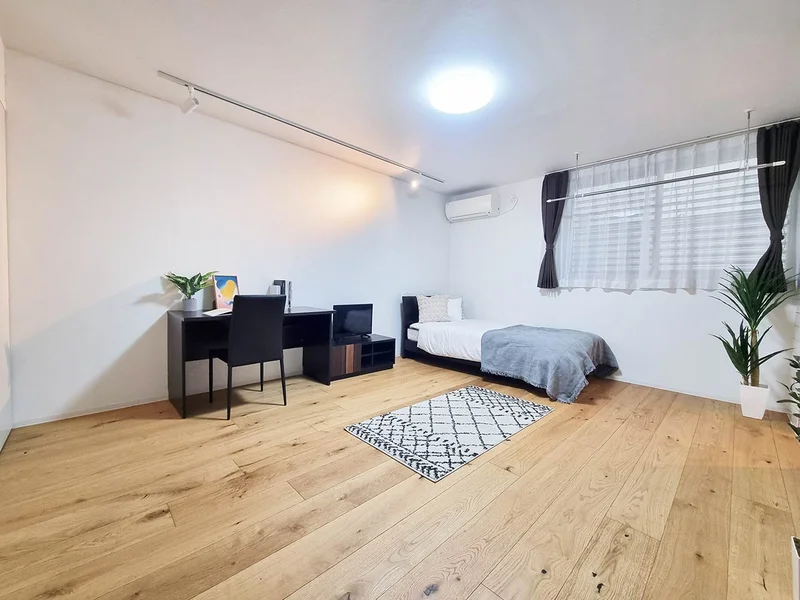 写真はお部屋のイメージです。ラグなどの室内装飾はございません。