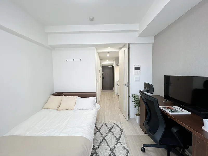 写真はお部屋のイメージです。ラグなどの室内装飾はございません。