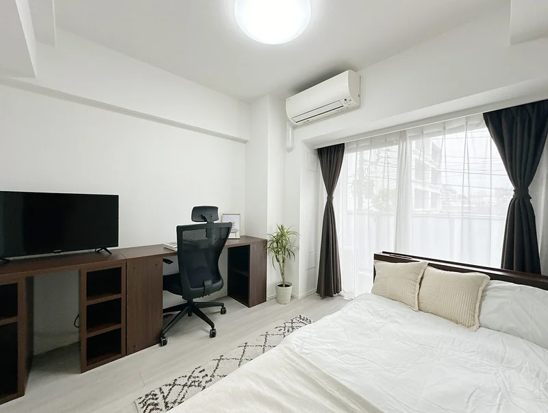 写真はお部屋のイメージです。ラグなどの室内装飾はございません。