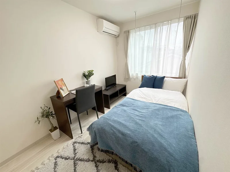 写真はお部屋のイメージです。ラグなどの室内装飾はございません。