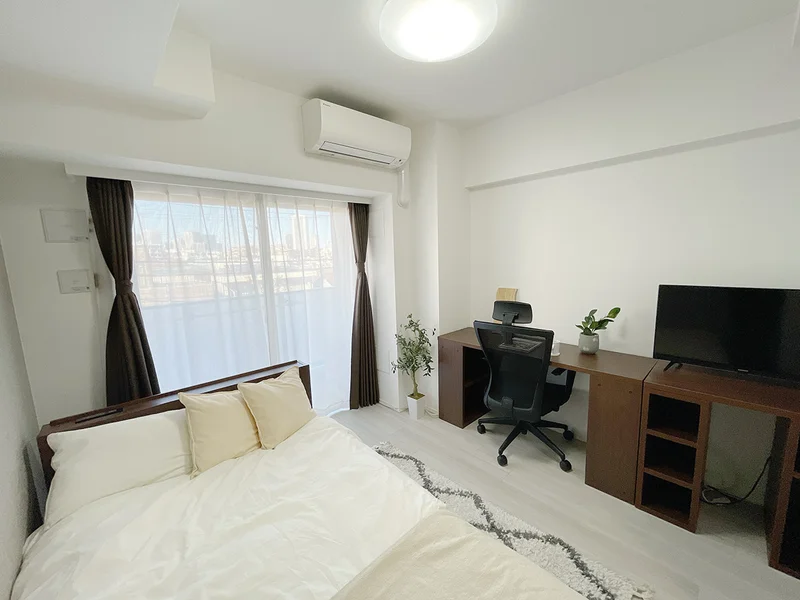 写真はお部屋のイメージです。ラグなどの室内装飾はございません。