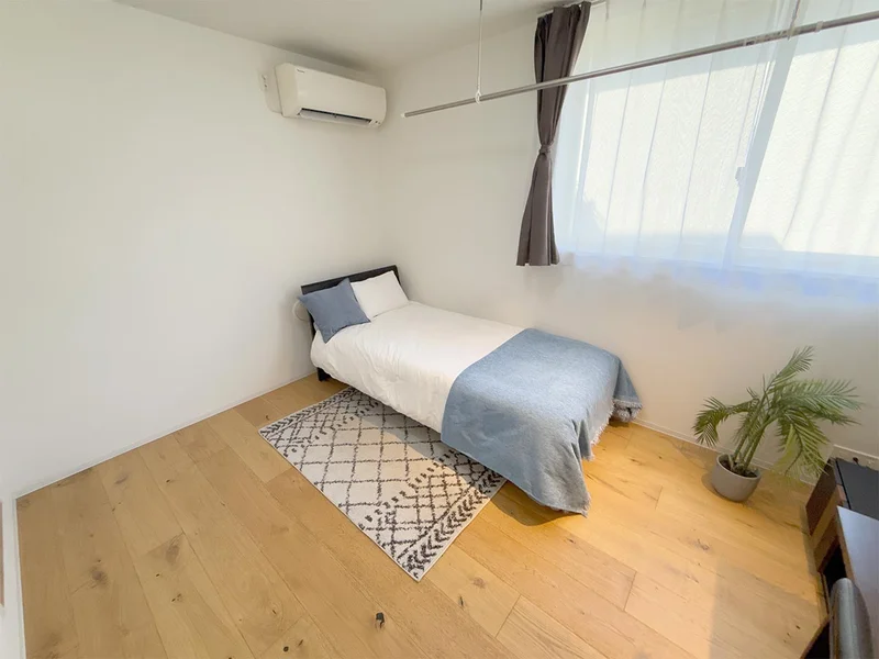 写真はお部屋のイメージです。ラグなどの室内装飾はございません。