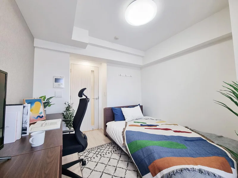 写真はお部屋のイメージです。ラグなどの室内装飾はございません。