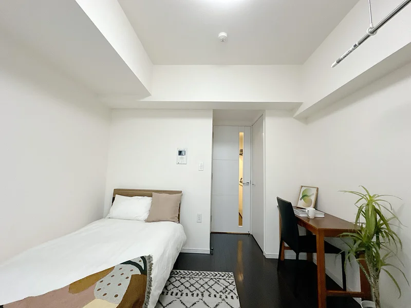 写真はお部屋のイメージです。ラグなどの室内装飾はございません。