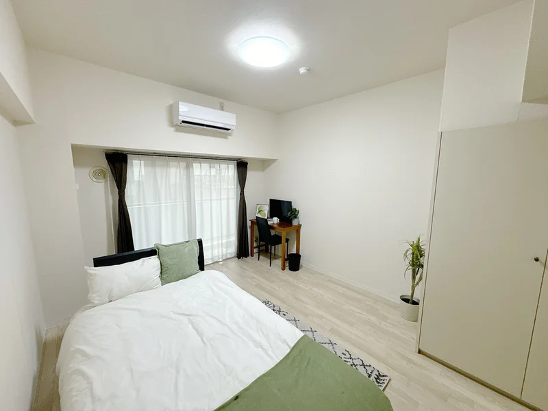 写真はお部屋のイメージです。ラグなどの室内装飾はございません。