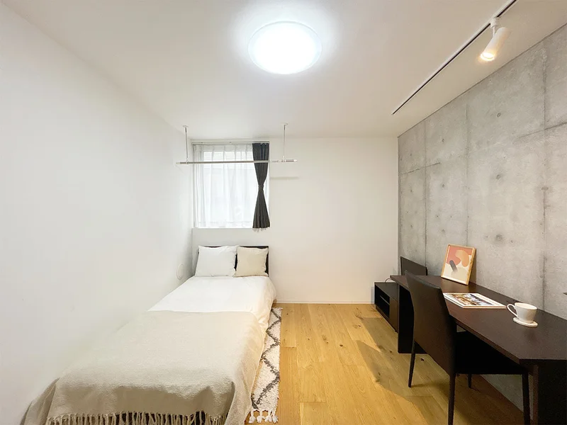 写真はお部屋のイメージです。ラグなどの室内装飾はございません。