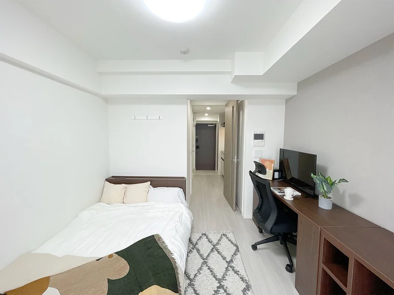写真はお部屋のイメージです。ラグなどの室内装飾はございません。