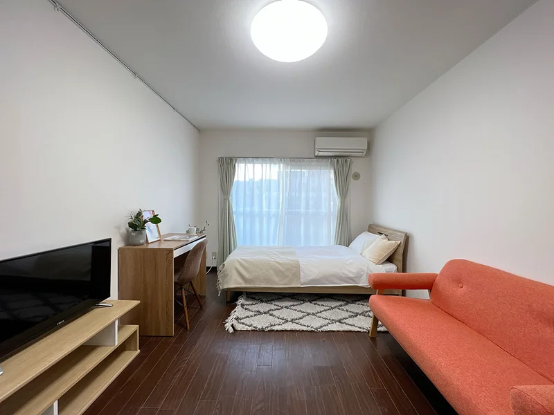 写真はお部屋のイメージです。ラグなどの室内装飾はございません。