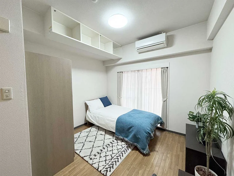 写真はお部屋のイメージです。ラグなどの室内装飾はございません。