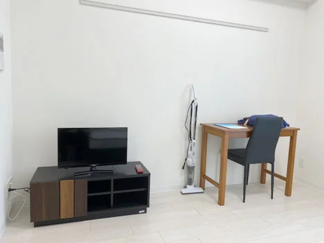 写真はお部屋のイメージです。ラグなどの室内装飾はございません。