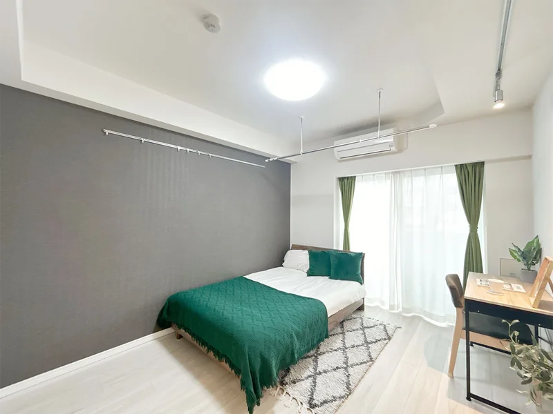 写真はお部屋のイメージです。ラグなどの室内装飾はございません。