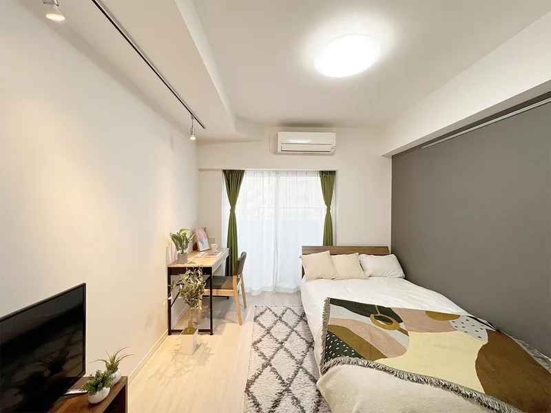 写真はお部屋のイメージです。ラグなどの室内装飾はございません。