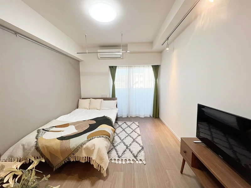 写真はお部屋のイメージです。ラグなどの室内装飾はございません。