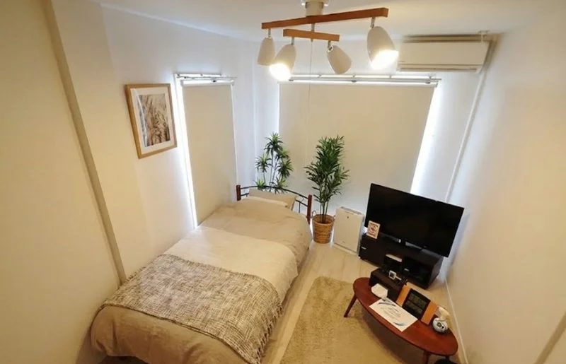 清潔感のあるお部屋となっております!(^^)!室内は、禁煙となります♪テーブルを避ければ、大人２名でのご利用も可能です♪お子様連れのファミリーでも利用できるウィークリーマンションです。寝具の追加には別途費用がかかりますのでご注意下さい。駐車場もありますのでご利用の方はお申しつけ下さい。※植木と額とクッションなどの装飾は写真用です。