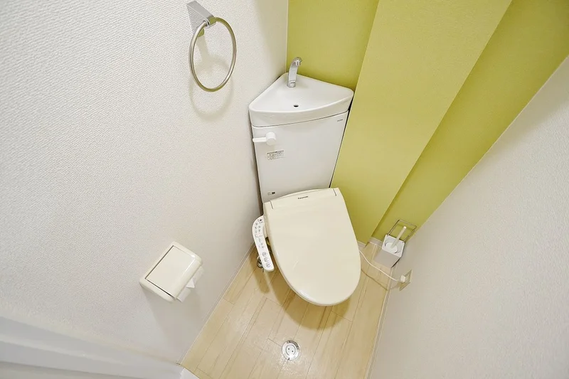 ウォシュレットつきのトイレです。老若男女皆様に安心してご利用いただけますね☆トイレにもトイレ用洗剤とトイレ用ブラシをご用意しておりますので長期ご利用の場合の気になる汚れなどもお掃除して頂けます＾＾