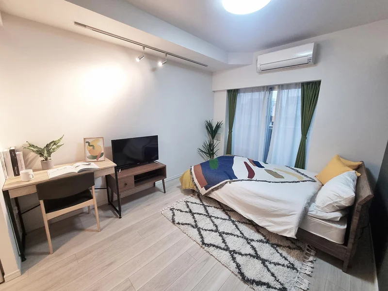 写真はお部屋のイメージです。ラグなどの室内装飾はございません。