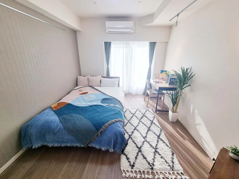 写真はお部屋のイメージです。ラグなどの室内装飾はございません。