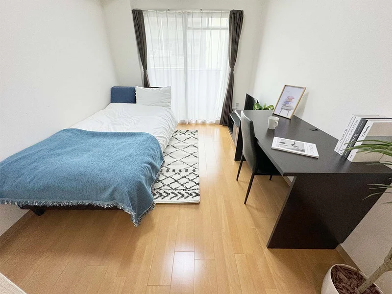 写真はお部屋のイメージです。ラグなどの室内装飾はございません。