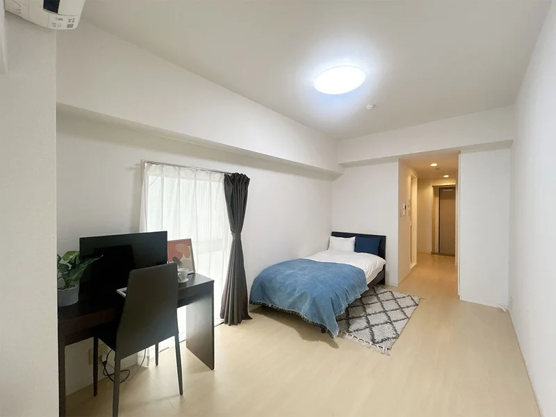 写真はお部屋のイメージです。ラグなどの室内装飾はございません。