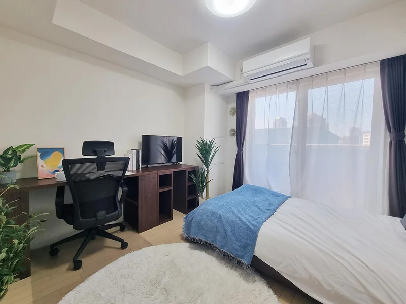 写真はお部屋のイメージです。ラグなどの室内装飾はございません。