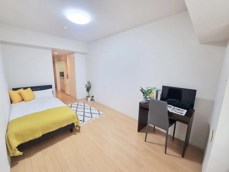 写真はお部屋のイメージです。ラグなどの室内装飾はございません。