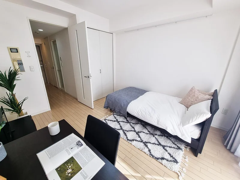 写真はお部屋のイメージです。ラグなどの室内装飾はございません。