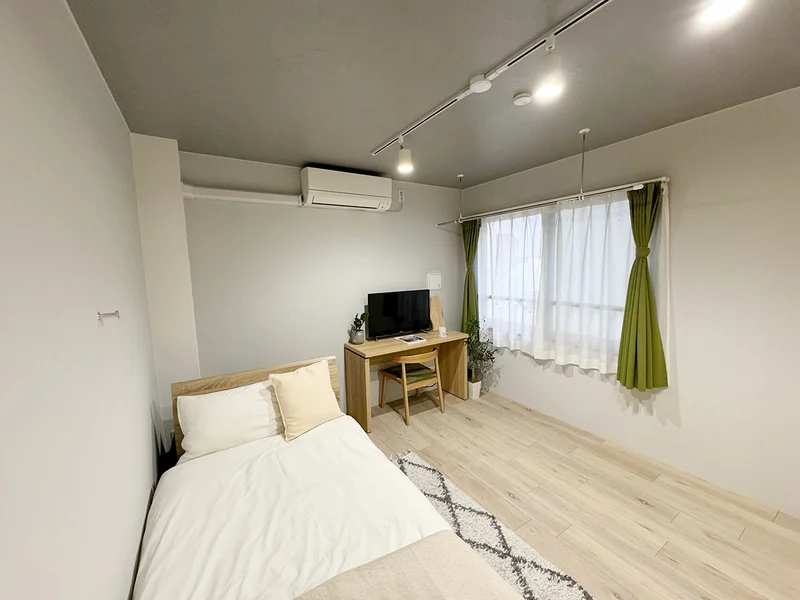 写真はお部屋のイメージです。ラグなどの室内装飾はございません。