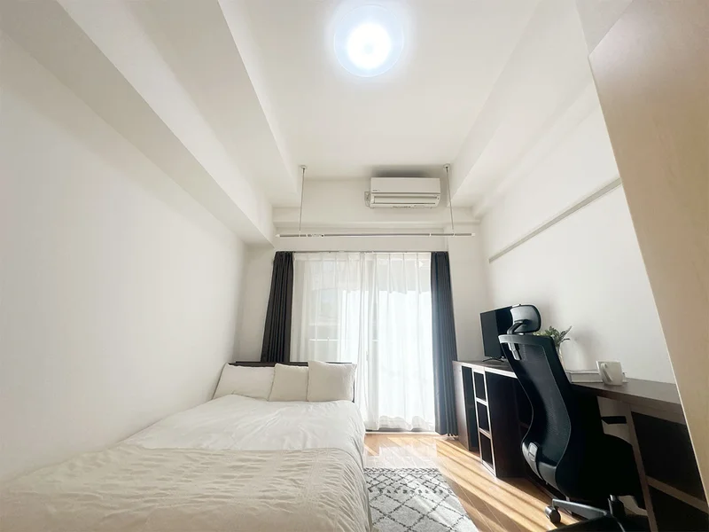 写真はお部屋のイメージです。ラグなどの室内装飾はございません。