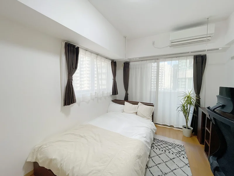 写真はお部屋のイメージです。ラグなどの室内装飾はございません。