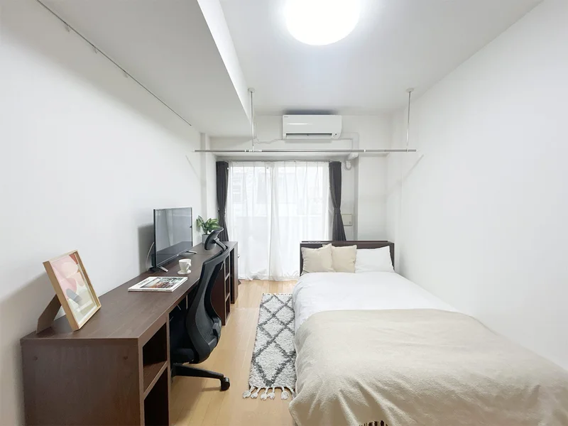 写真はお部屋のイメージです。ラグなどの室内装飾はございません。