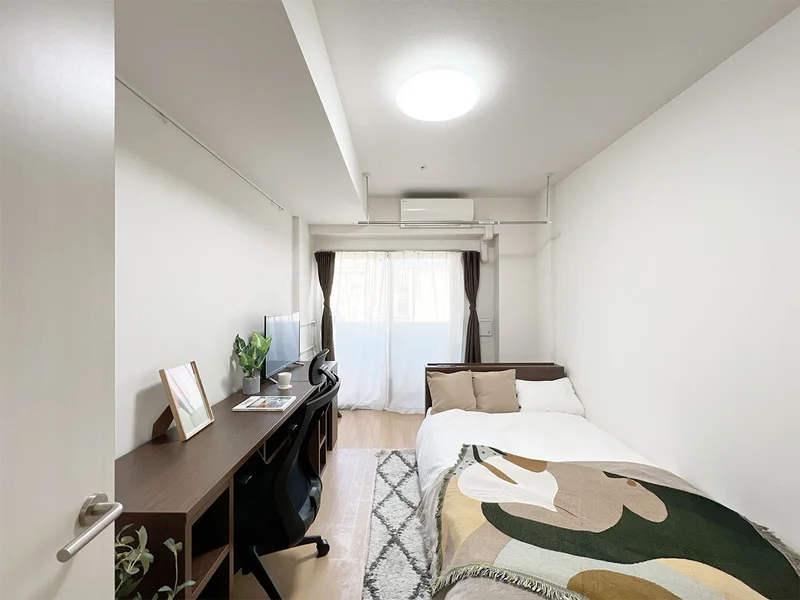 写真はお部屋のイメージです。ラグなどの室内装飾はございません。