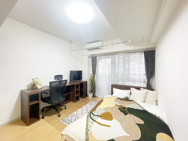 写真はお部屋のイメージです。ラグなどの室内装飾はございません。