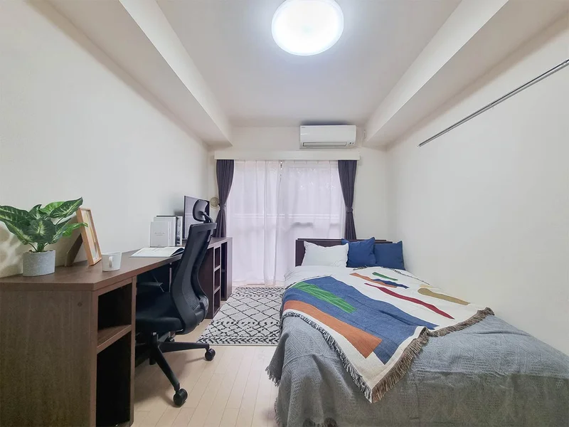 写真はお部屋のイメージです。ラグなどの室内装飾はございません。