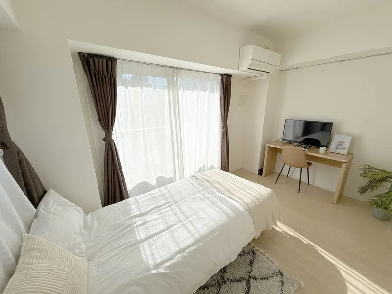 写真はお部屋のイメージです。ラグなどの室内装飾はございません。