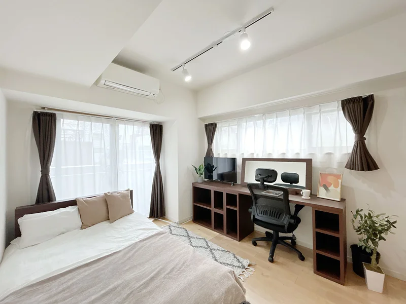 写真はお部屋のイメージです。ラグなどの室内装飾はございません。