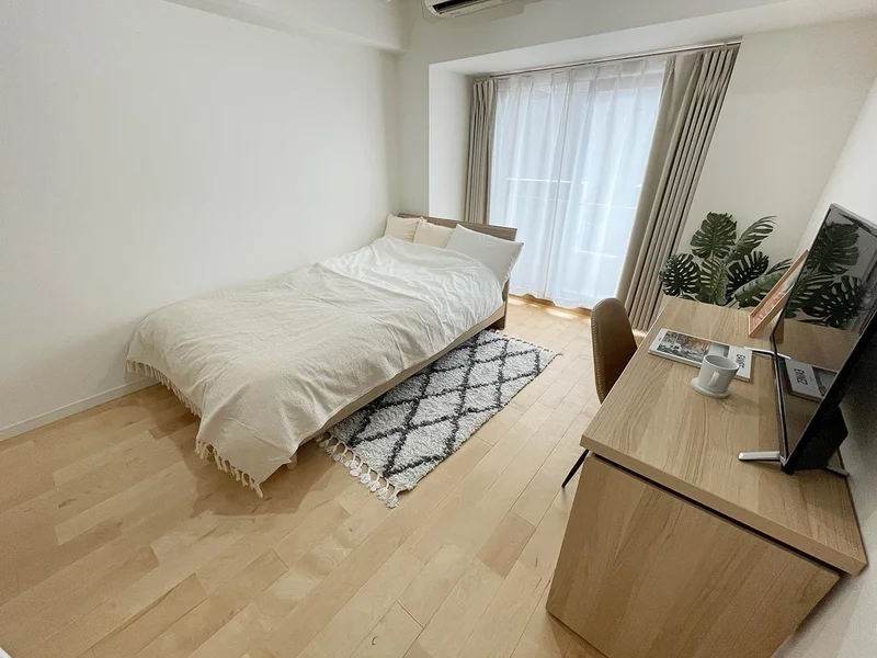 写真はお部屋のイメージです。ラグなどの室内装飾はございません。