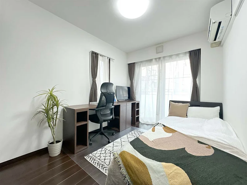 写真はお部屋のイメージです。ラグなどの室内装飾はございません。