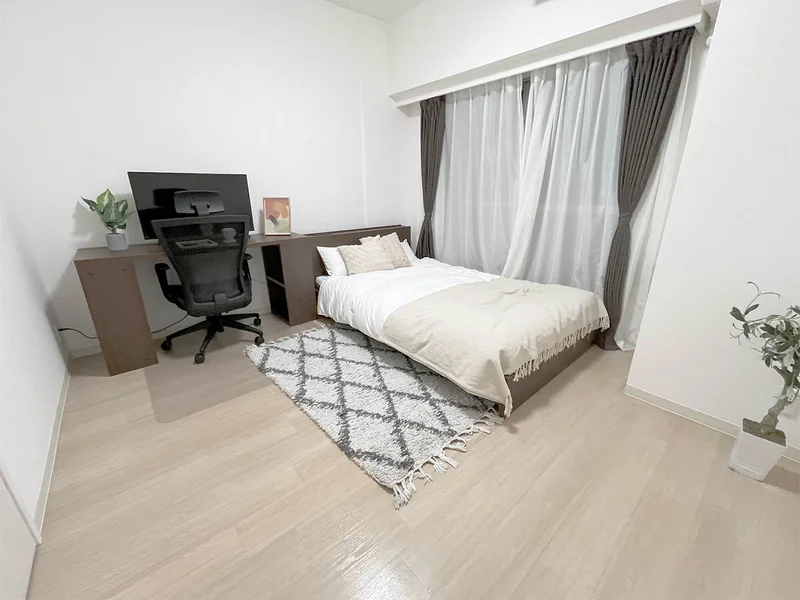 写真はお部屋のイメージです。ラグなどの室内装飾はございません。