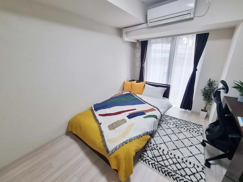 写真はお部屋のイメージです。ラグなどの室内装飾はございません。