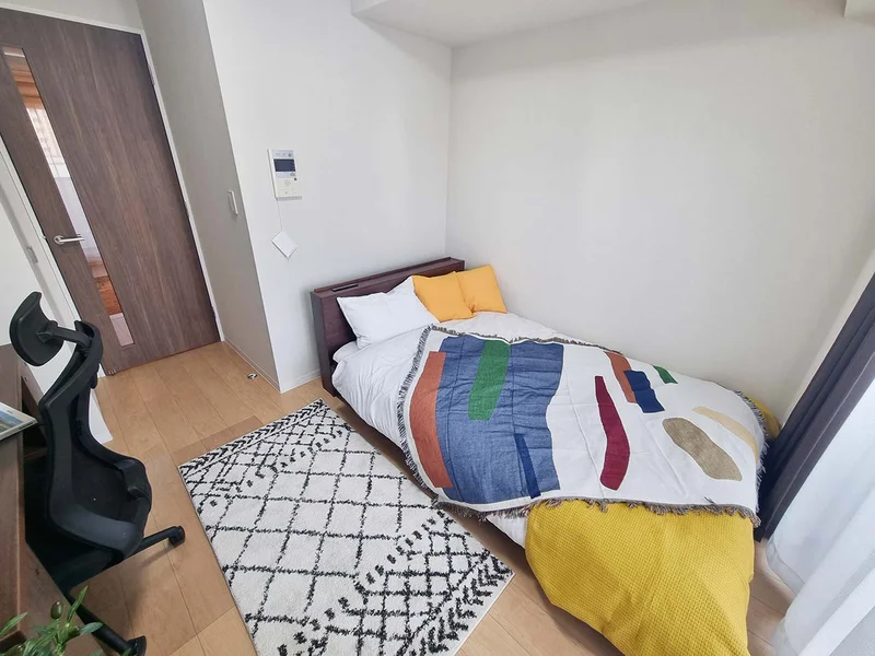 写真はお部屋のイメージです。ラグなどの室内装飾はございません。