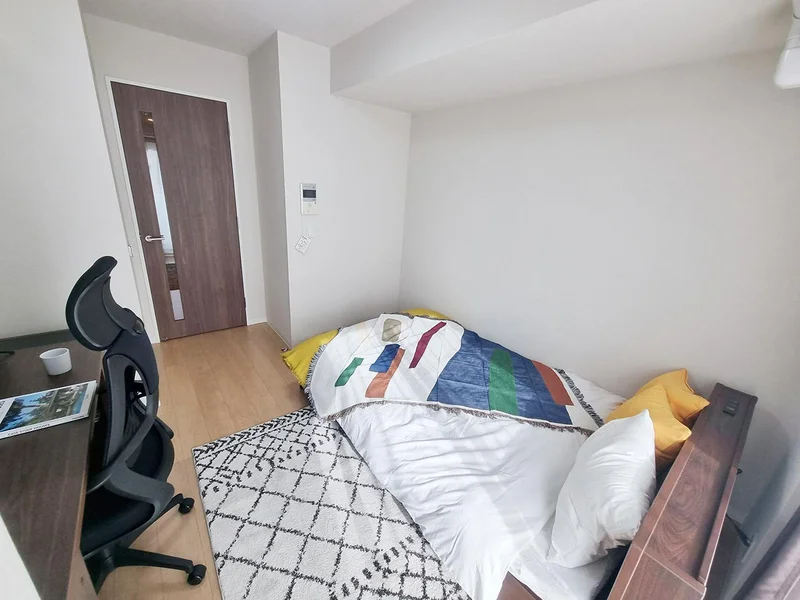 写真はお部屋のイメージです。ラグなどの室内装飾はございません。