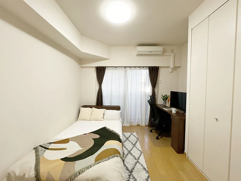 写真はお部屋のイメージです。ラグなどの室内装飾はございません。
