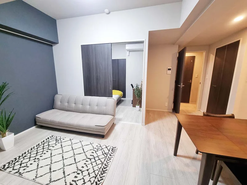 写真はお部屋のイメージです。ラグなどの室内装飾はございません。