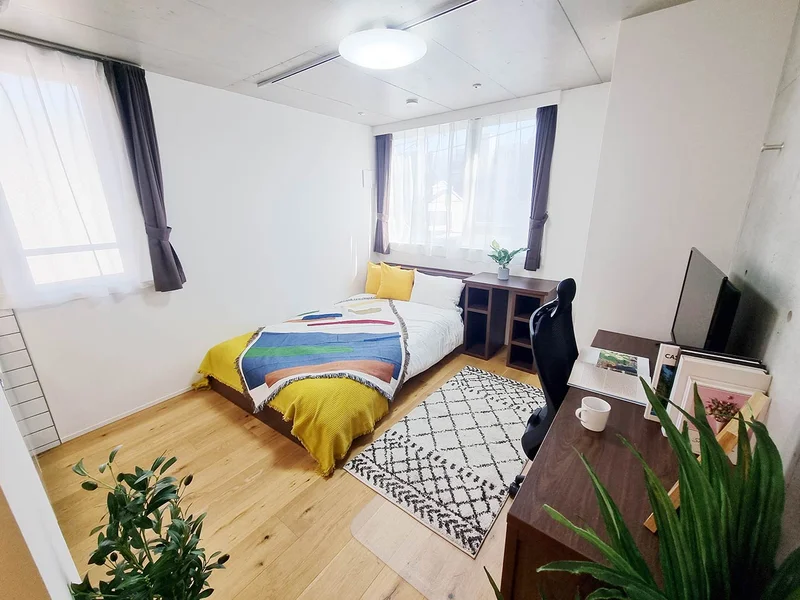 写真はお部屋のイメージです。ラグなどの室内装飾はございません。